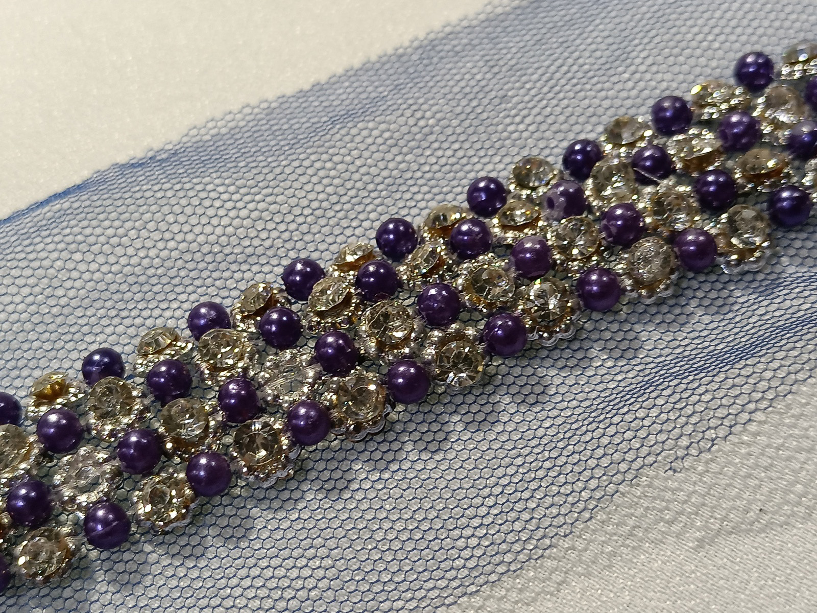 Cenefa pedrería Perla Cristal Morado