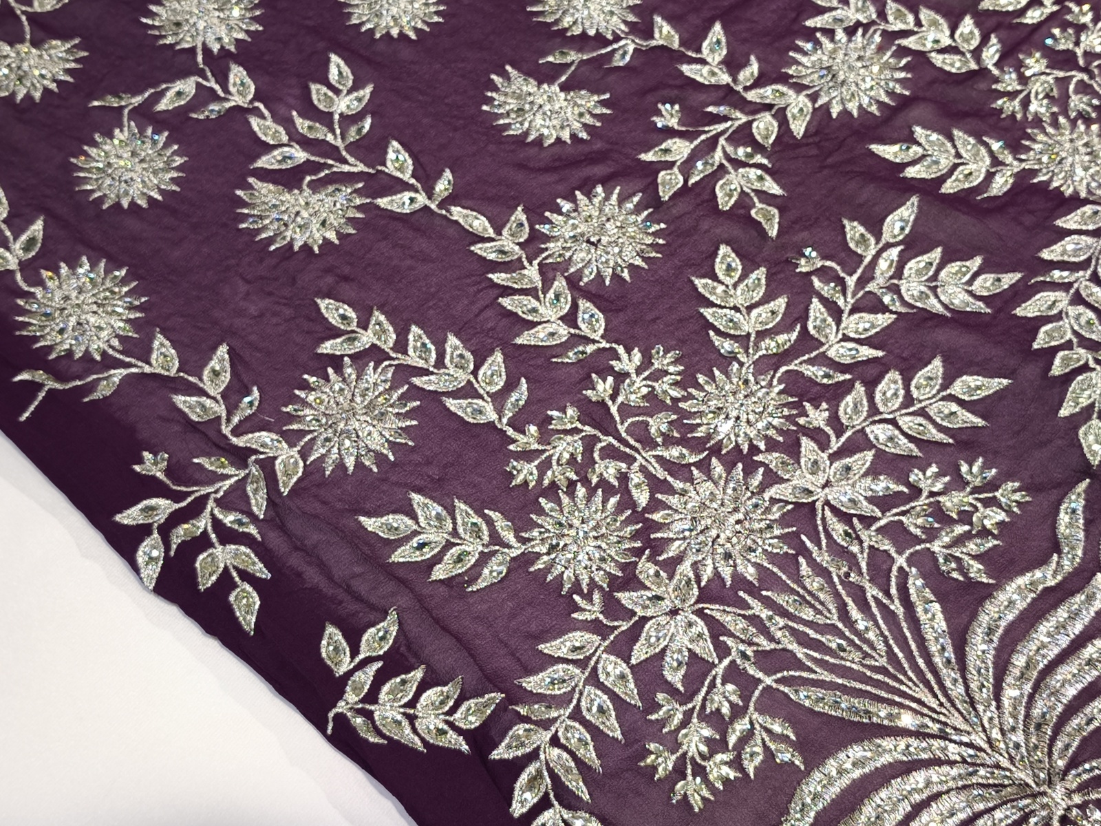 Georgette Bordado Berengena Flor Cristal